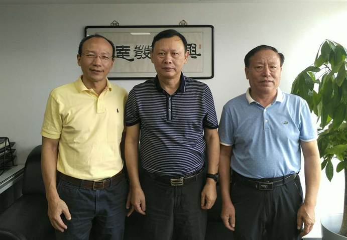 何黎明.png