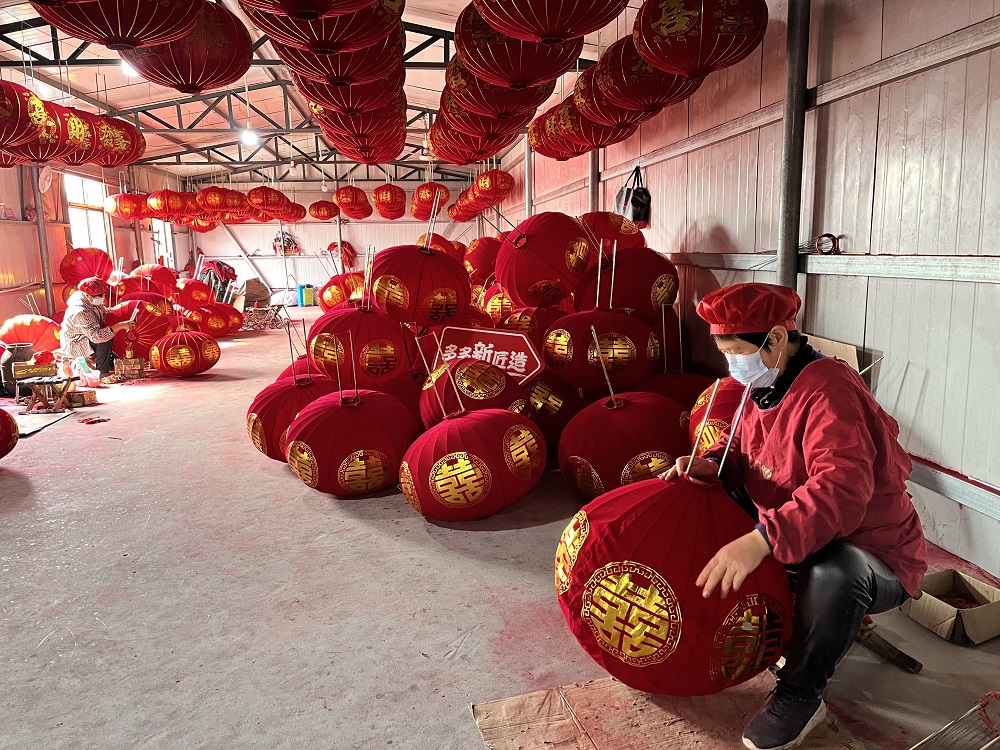 进入销售旺季，每个宫灯厂都是一派繁忙景象，工人们组装、晾晒宫灯。沈晓凯 摄.jpg