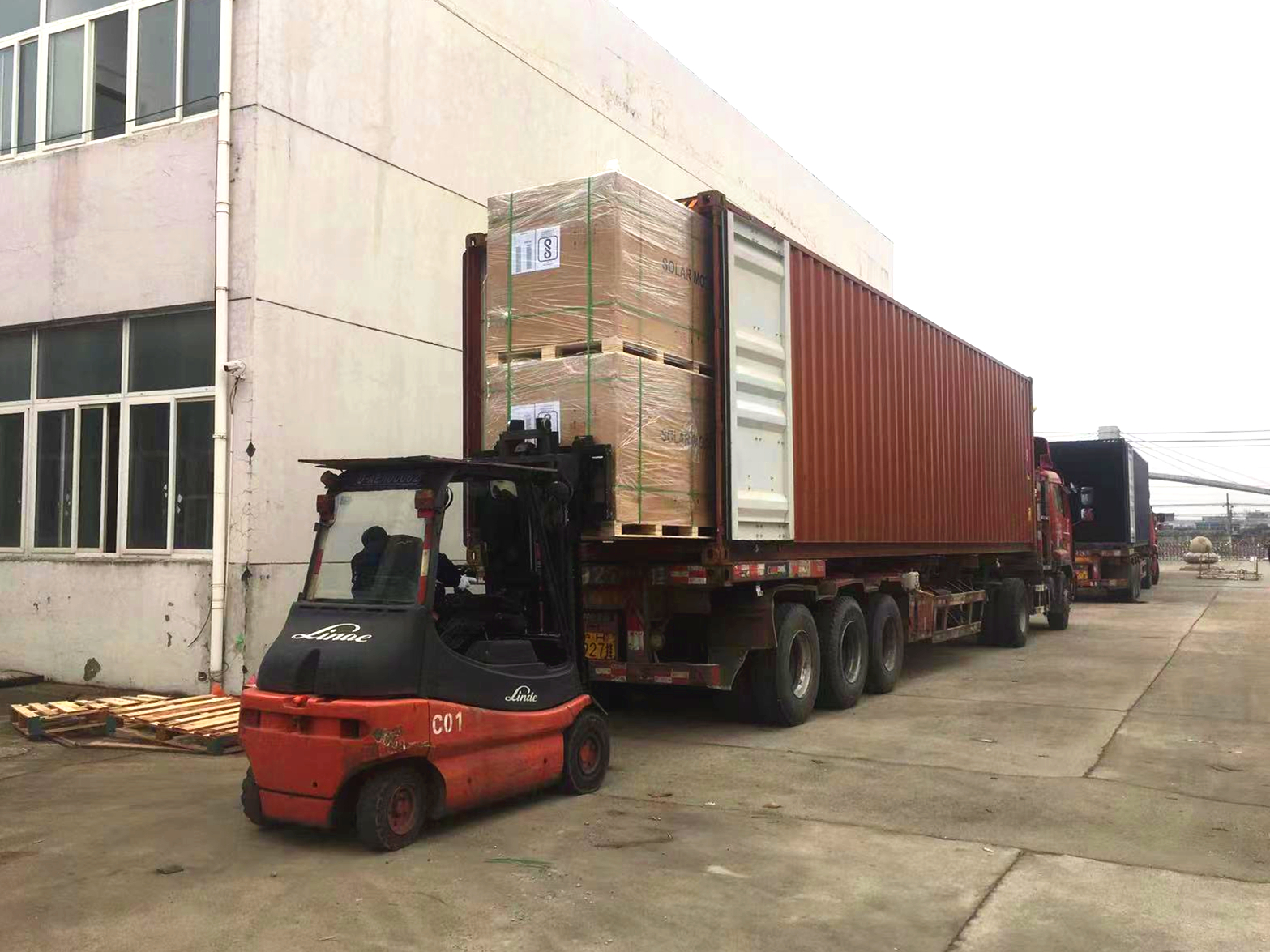 抢抓新能源产业风口，江阴中远海运物流再添光伏新客户.jpg
