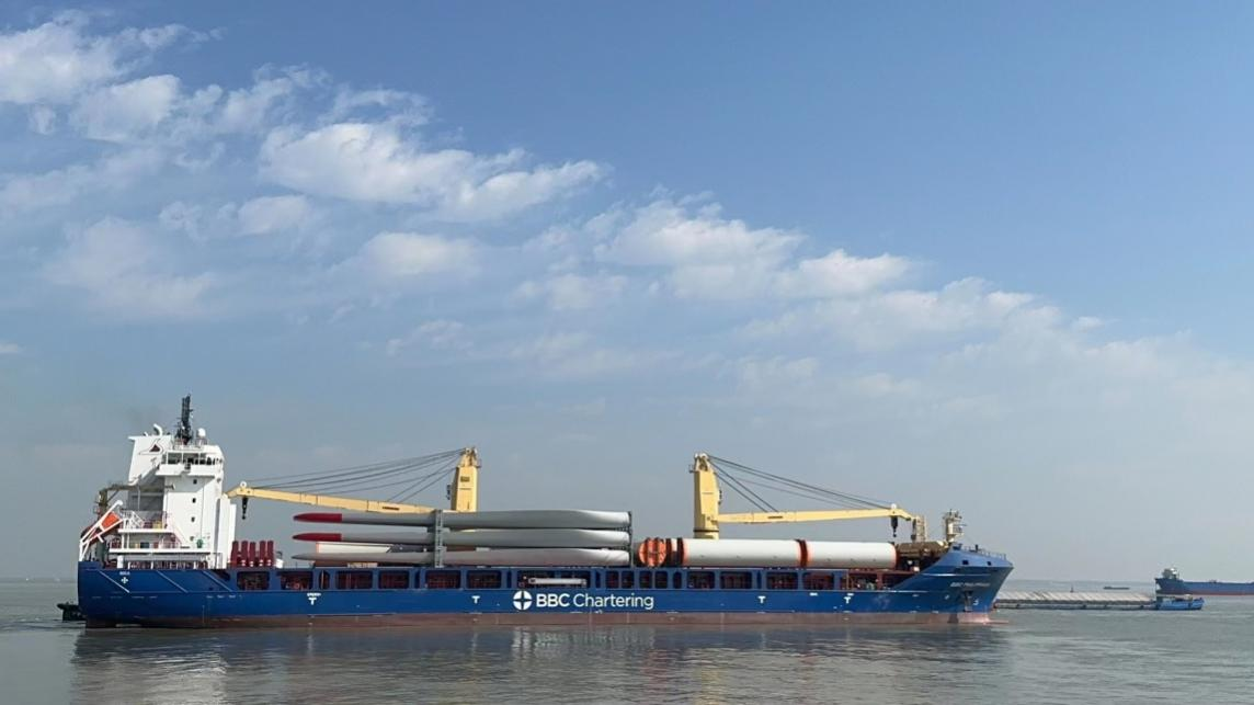 服务“双循环”太仓外代顺利完成新造船装载风电设备首航发运3.png
