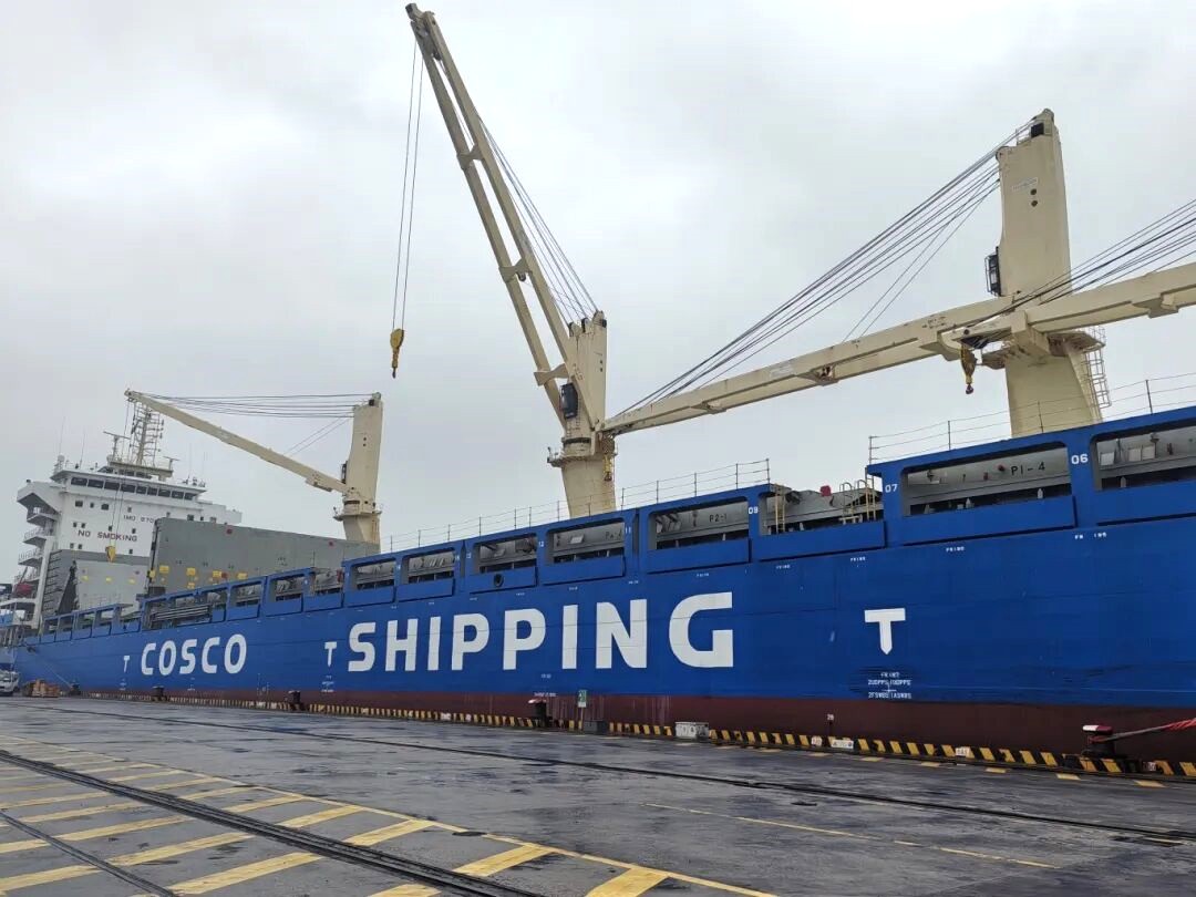 江阴中远海运物流协同中远海运特运，助力完成江阴港新开比利时安特卫普航线首航任务 (2)(1).jpg